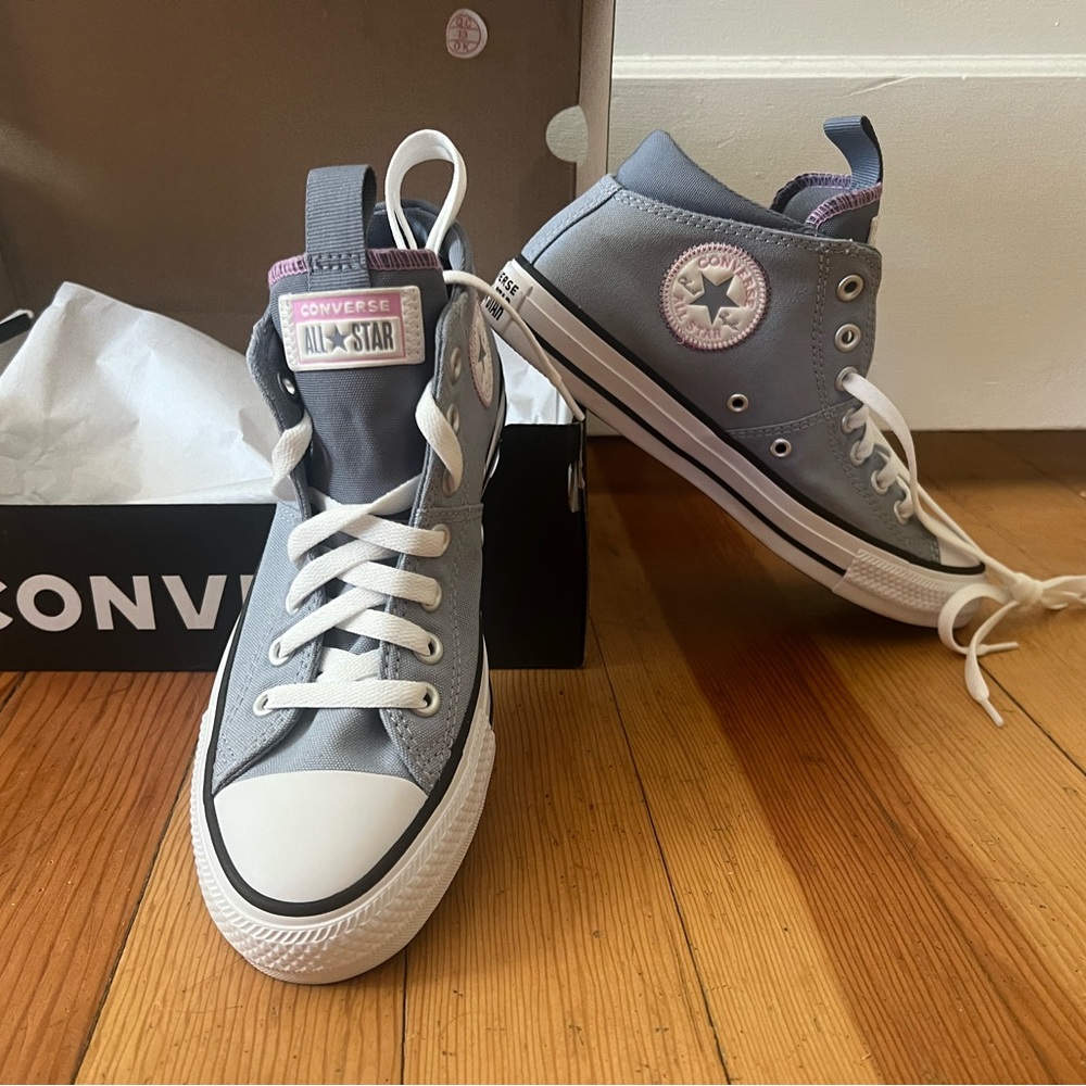 New, never worn converse. Grayish blue with pink stitching 8.5